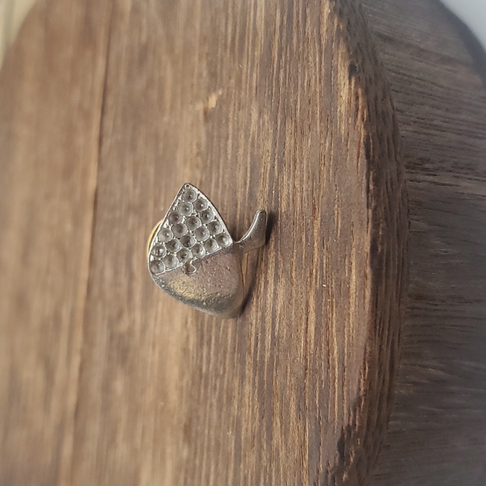 Rainy day umbrella‎ pin vintage B542